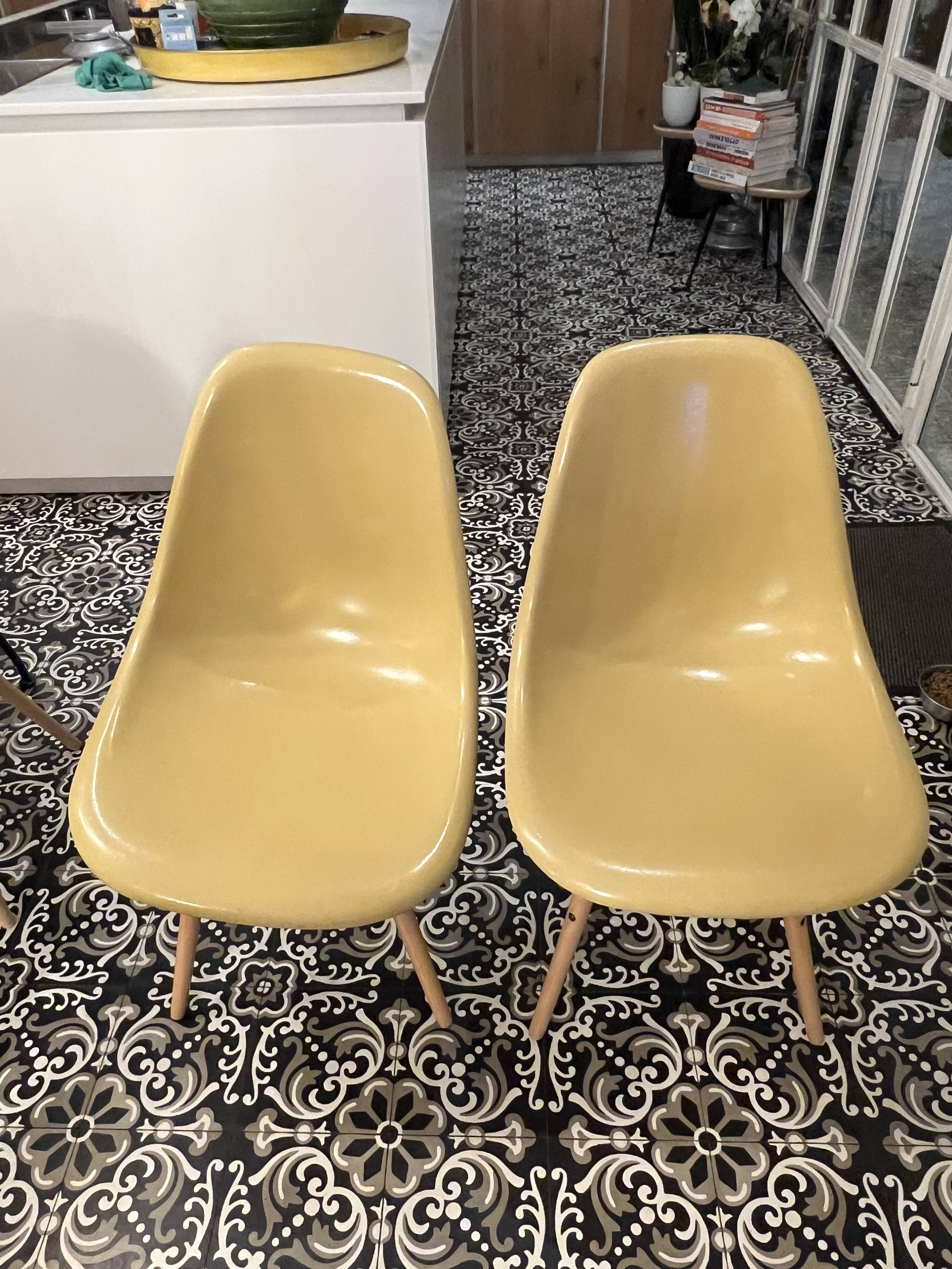 Lot of 2 DSW chairs in yellow fibre with oak dowel, light oak, Eames, Herman Miller.