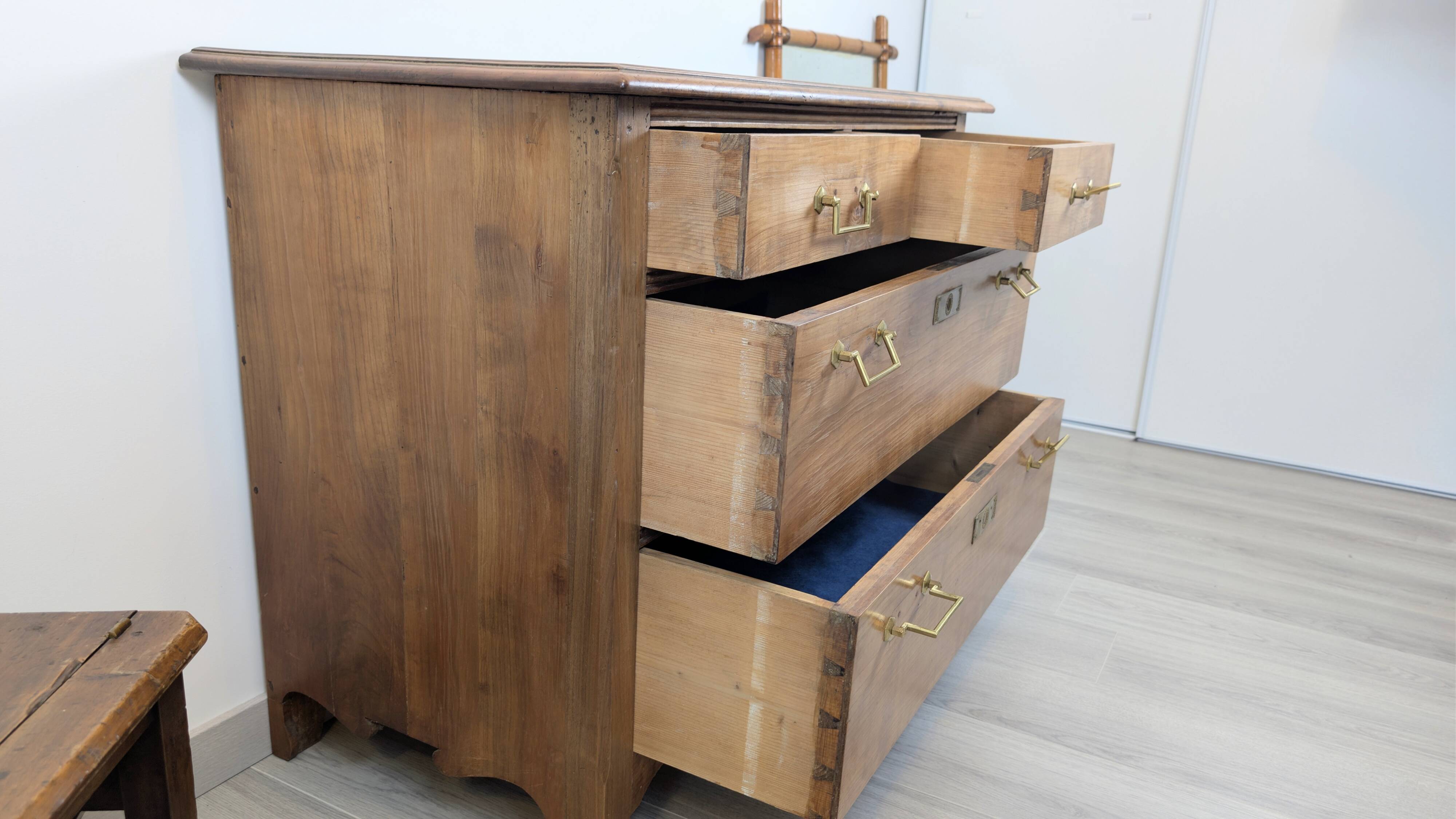 Antique marine chest of drawers in solid wood – charm and maritime spirit