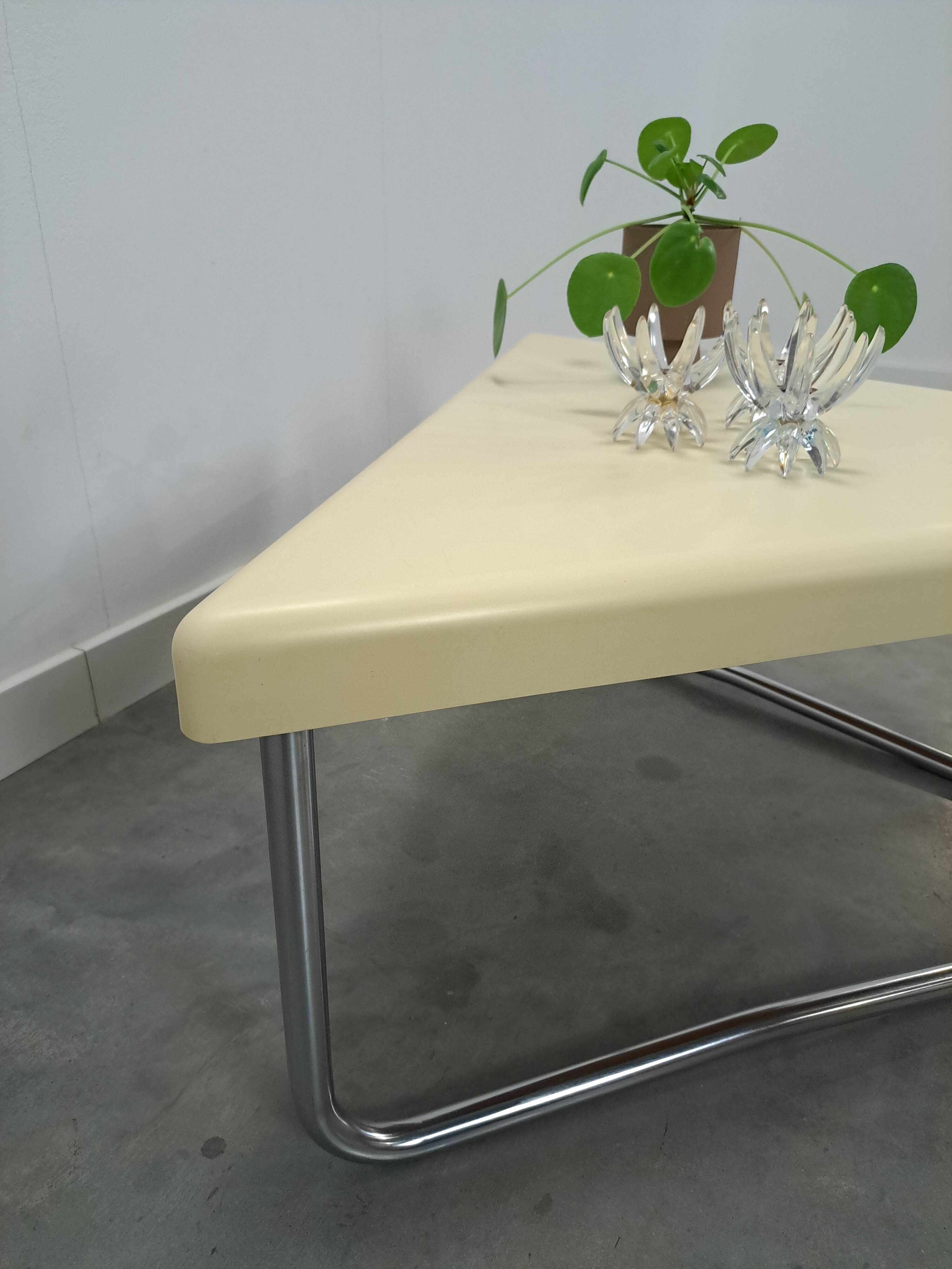Table en plastique triangulaire de l'ère spatiale avec des pieds en tube chromé.
