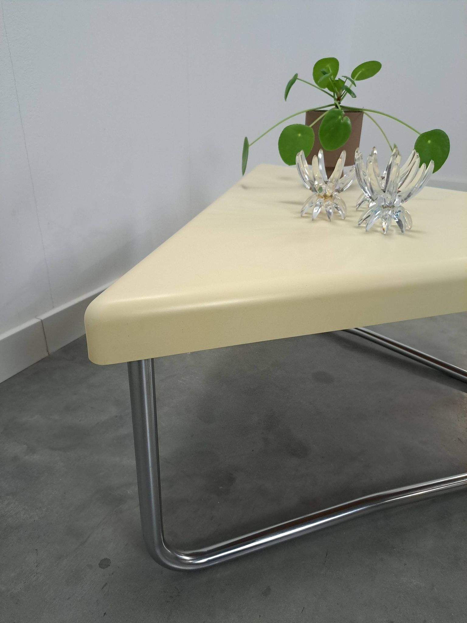 Space age driehoek kunststof tafel met chromen buisframe poten