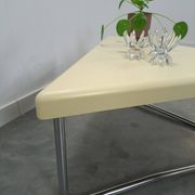 Space age driehoek kunststof tafel met chromen buisframe poten