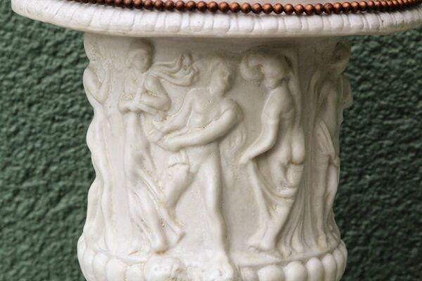 Paire de vases Medicis Borghese en biscuit de porcelaine et laiton