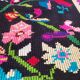 Tapis de laine roumaine design floral avec bordure verte sur fond noir 180x153cm