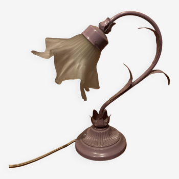 Flower-shaped table lamp