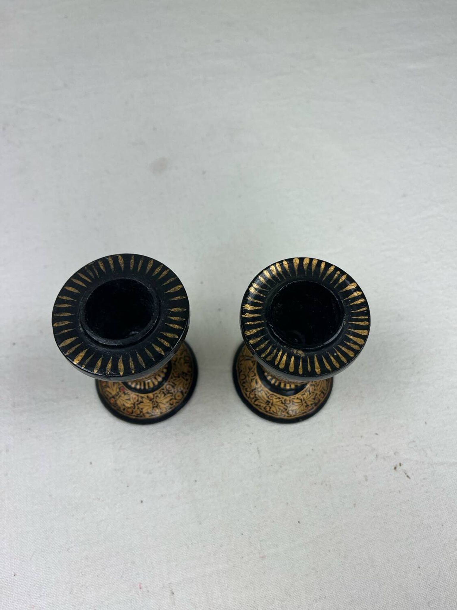 Paire de bougeoir en bois laqué