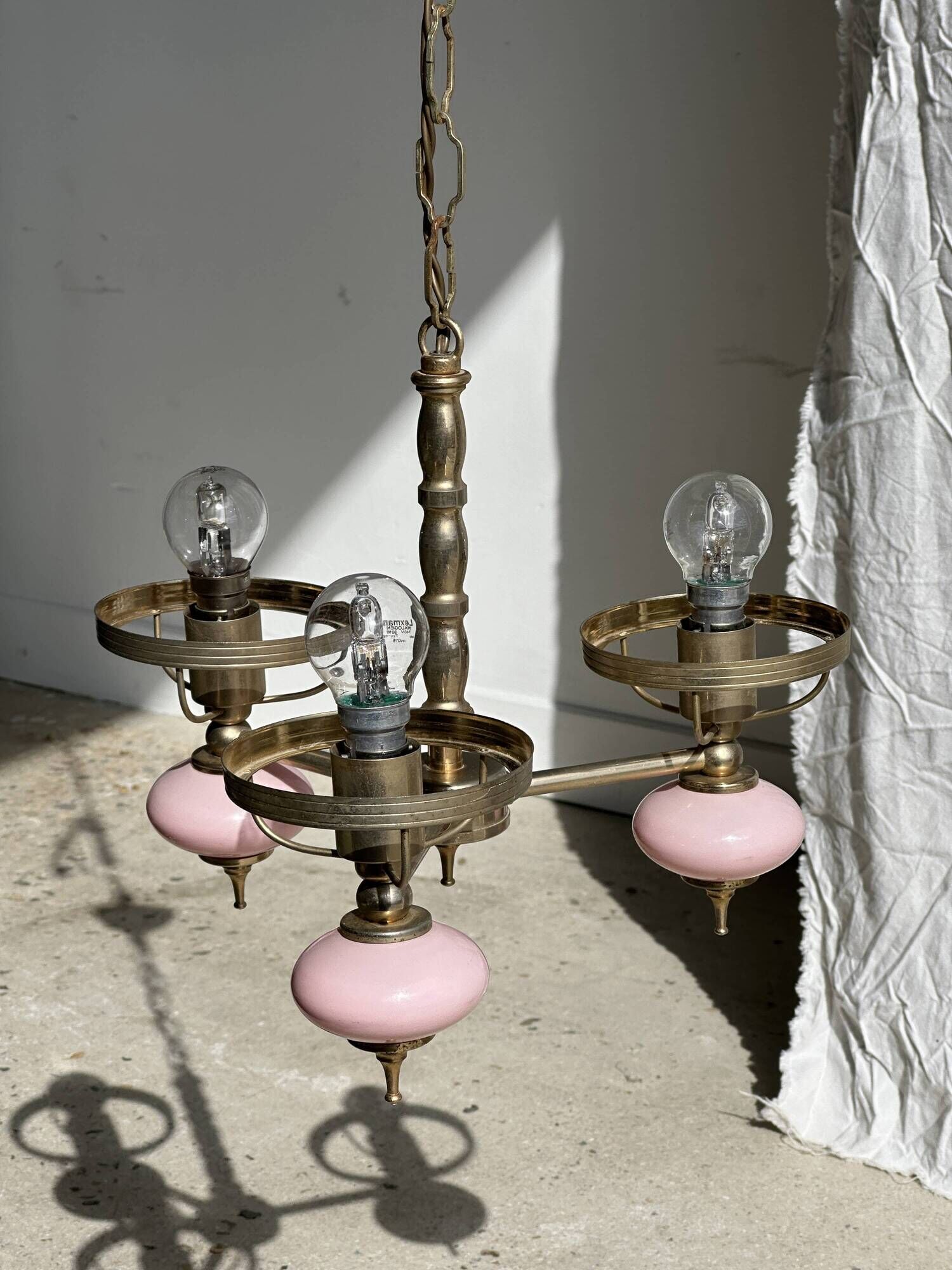 Petit lustre rose et doré à 3 bras de lumières