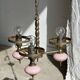 Petit lustre rose et doré à 3 bras de lumières