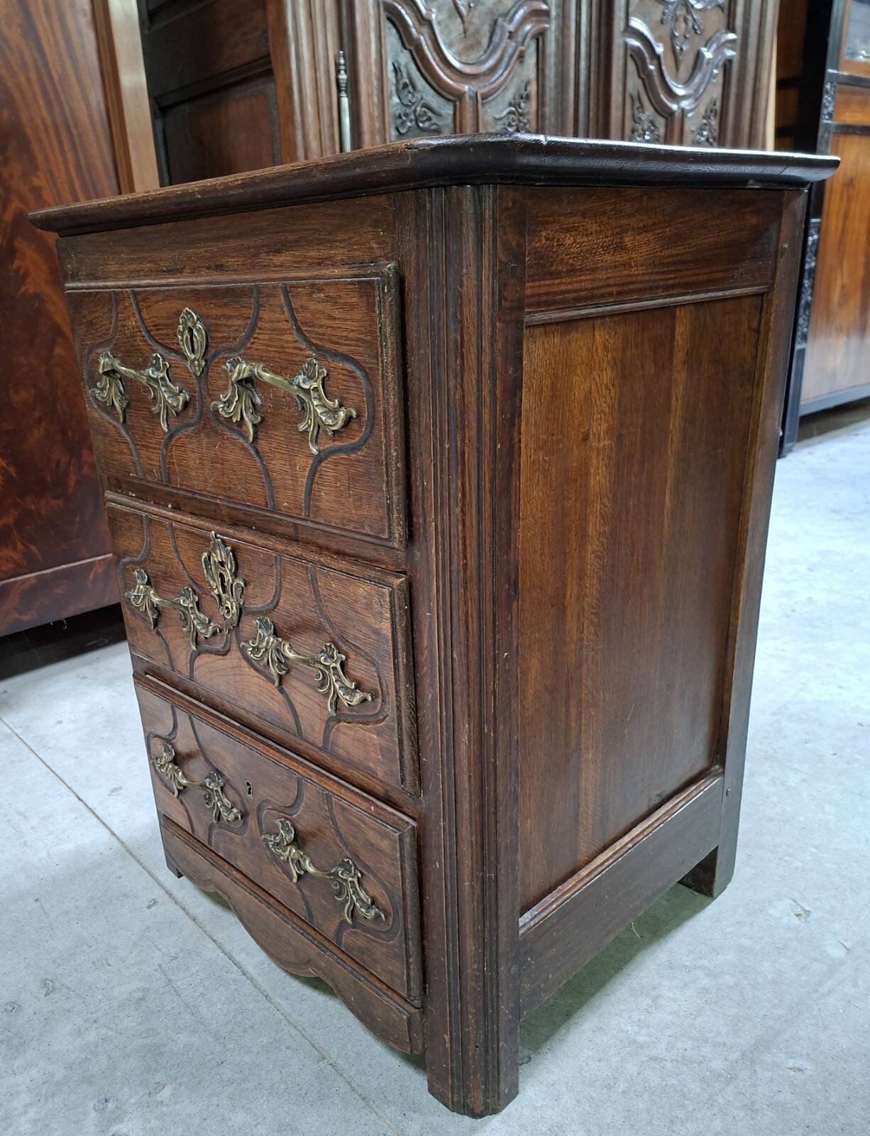 Louis XIV commode in oak – Sculpted decoration and bronze fittings – 18th century