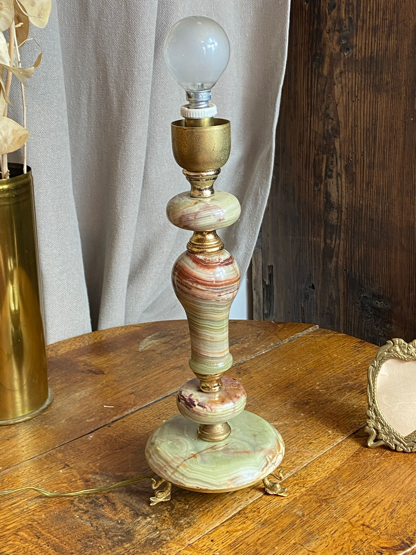 Onyx lamp, fish feet in bronze.