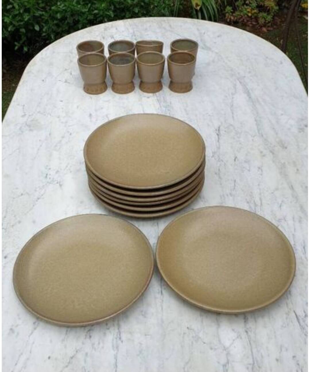 8 assiettes en grès