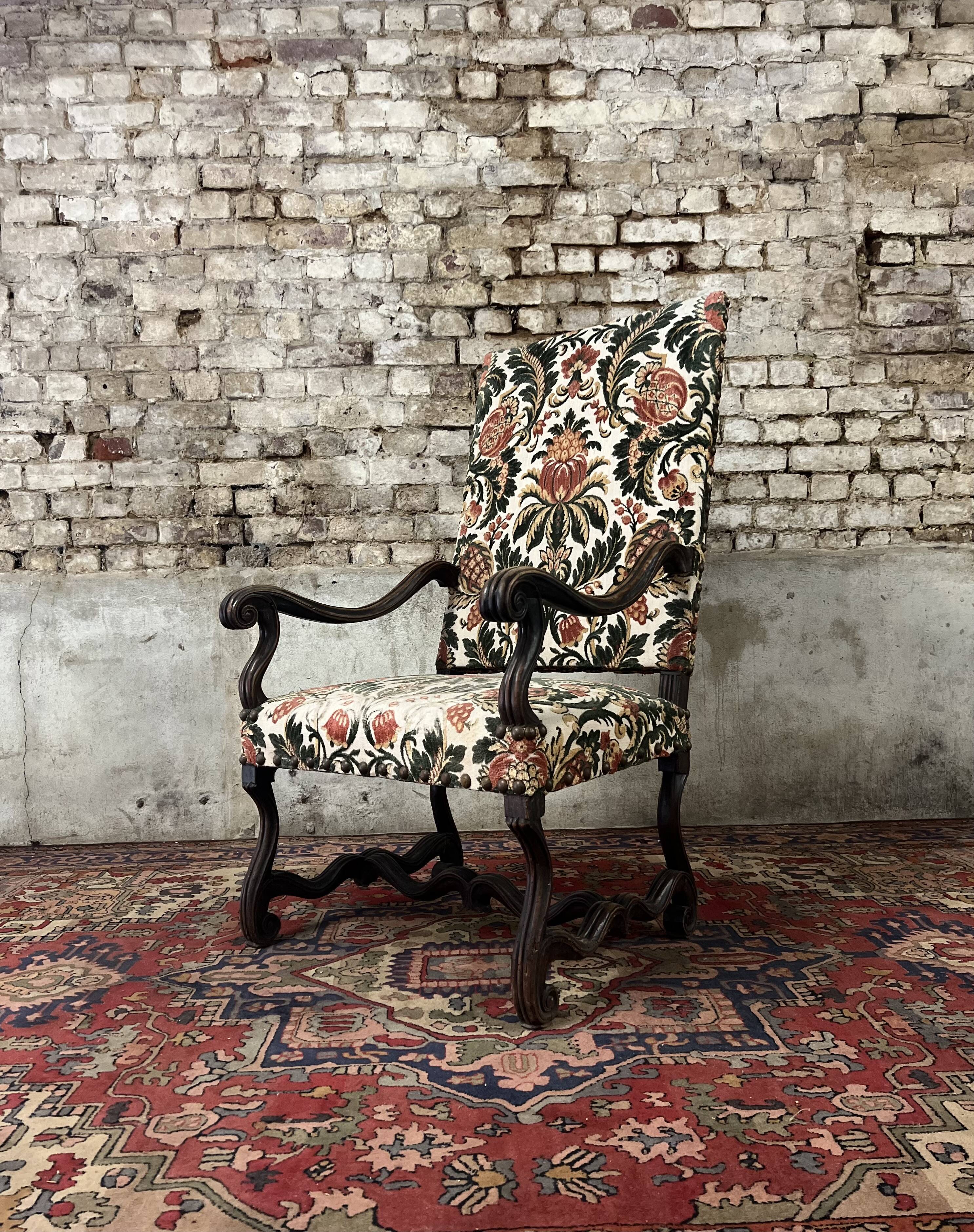 Walnut armchair Louis XIII of the seventeenth century