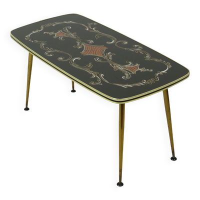 Table basse rockabilly des années 50 avec verre et pieds coniques dorés de 90 cm