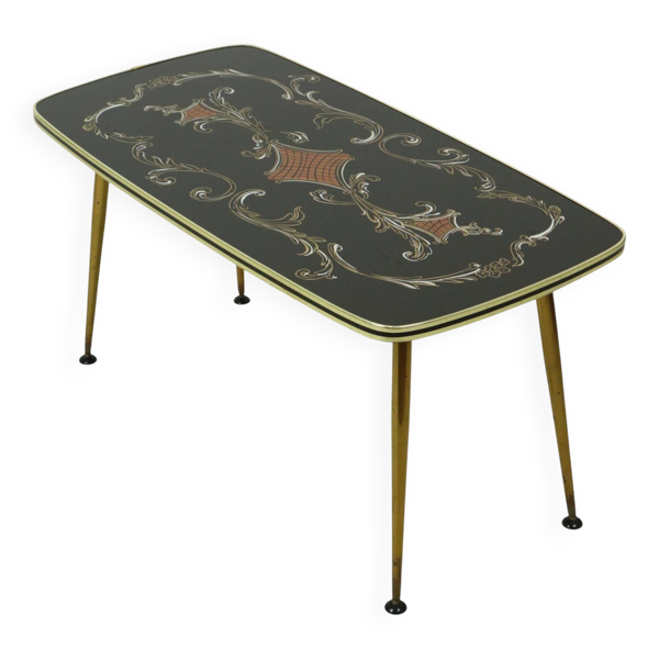 Table basse rockabilly des années 50 avec verre et pieds coniques dorés de 90 cm