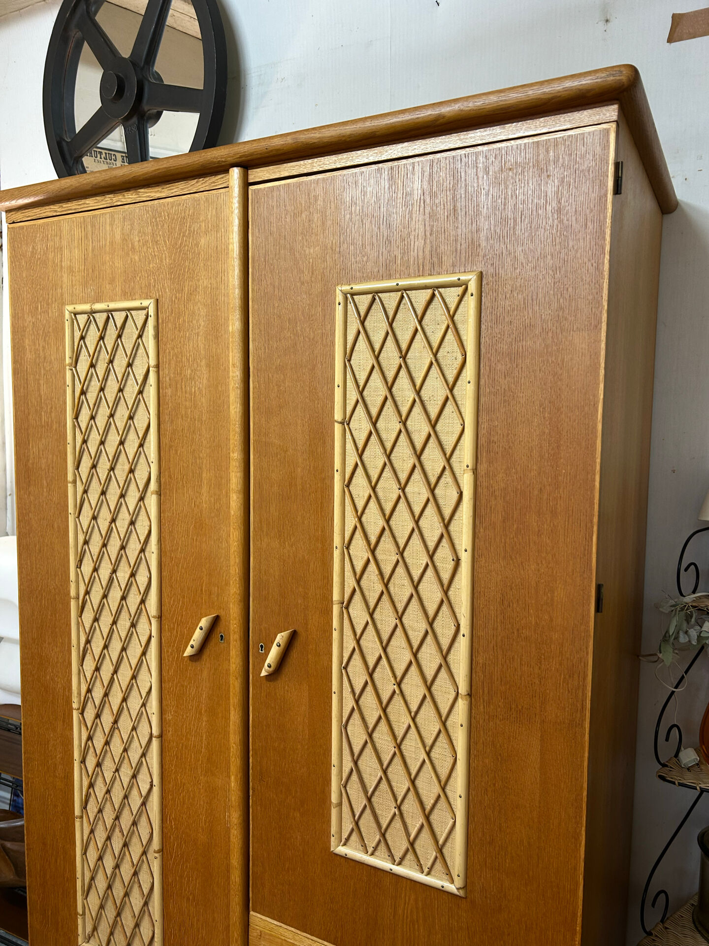 Armoire chêne clair rotin et raphia vintage 1950