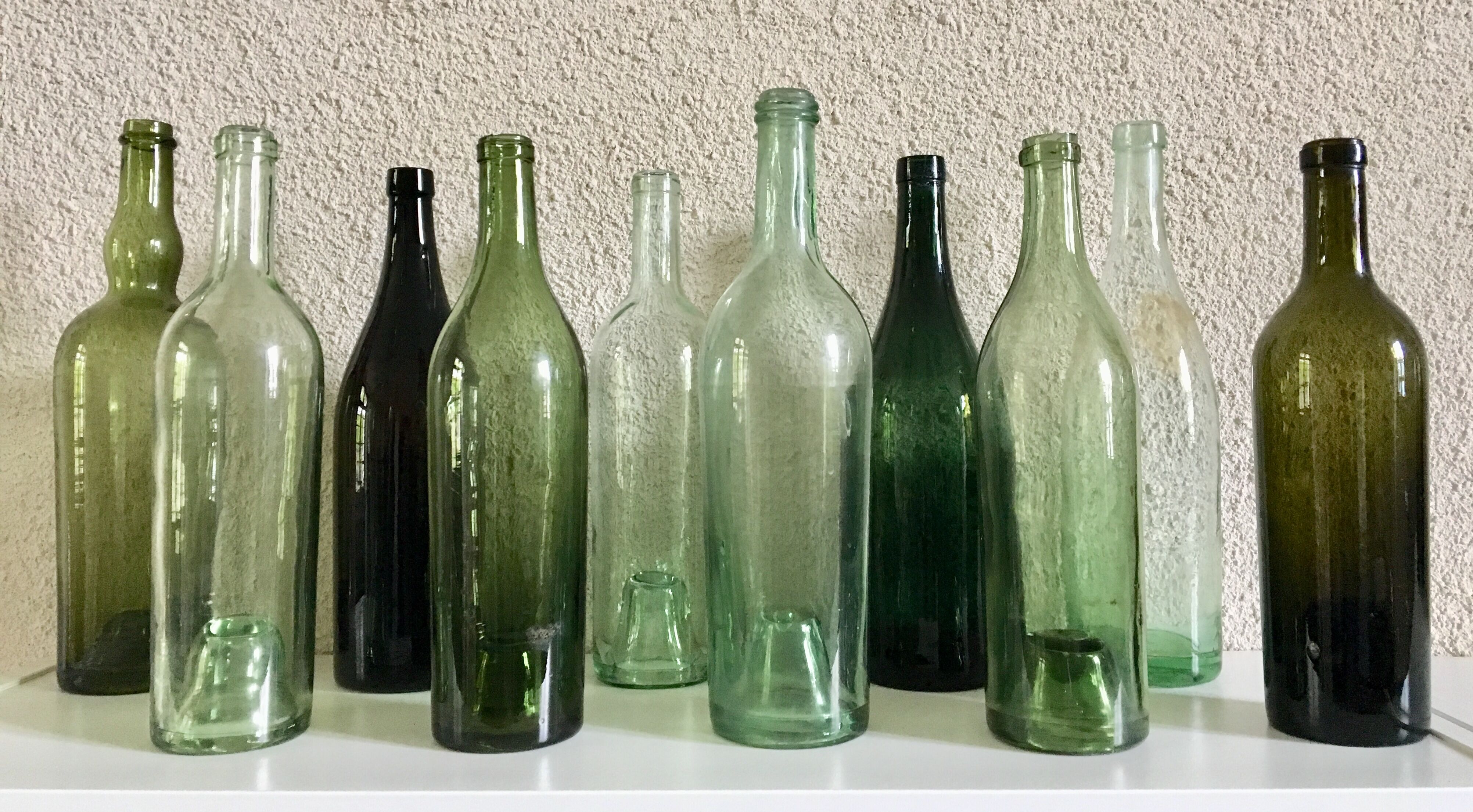 Série de dix bouteilles anciennes