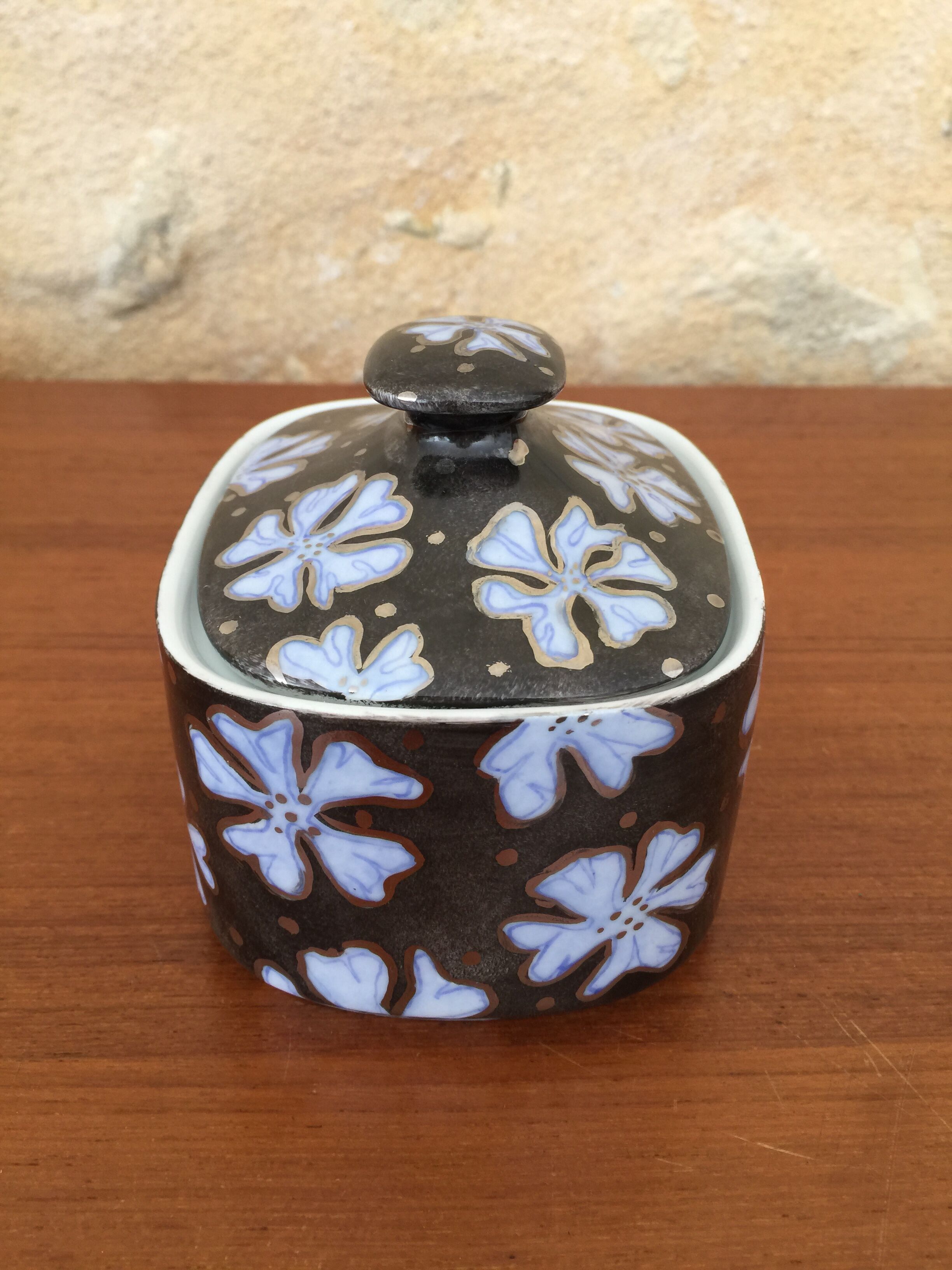 Porcelain covered pot