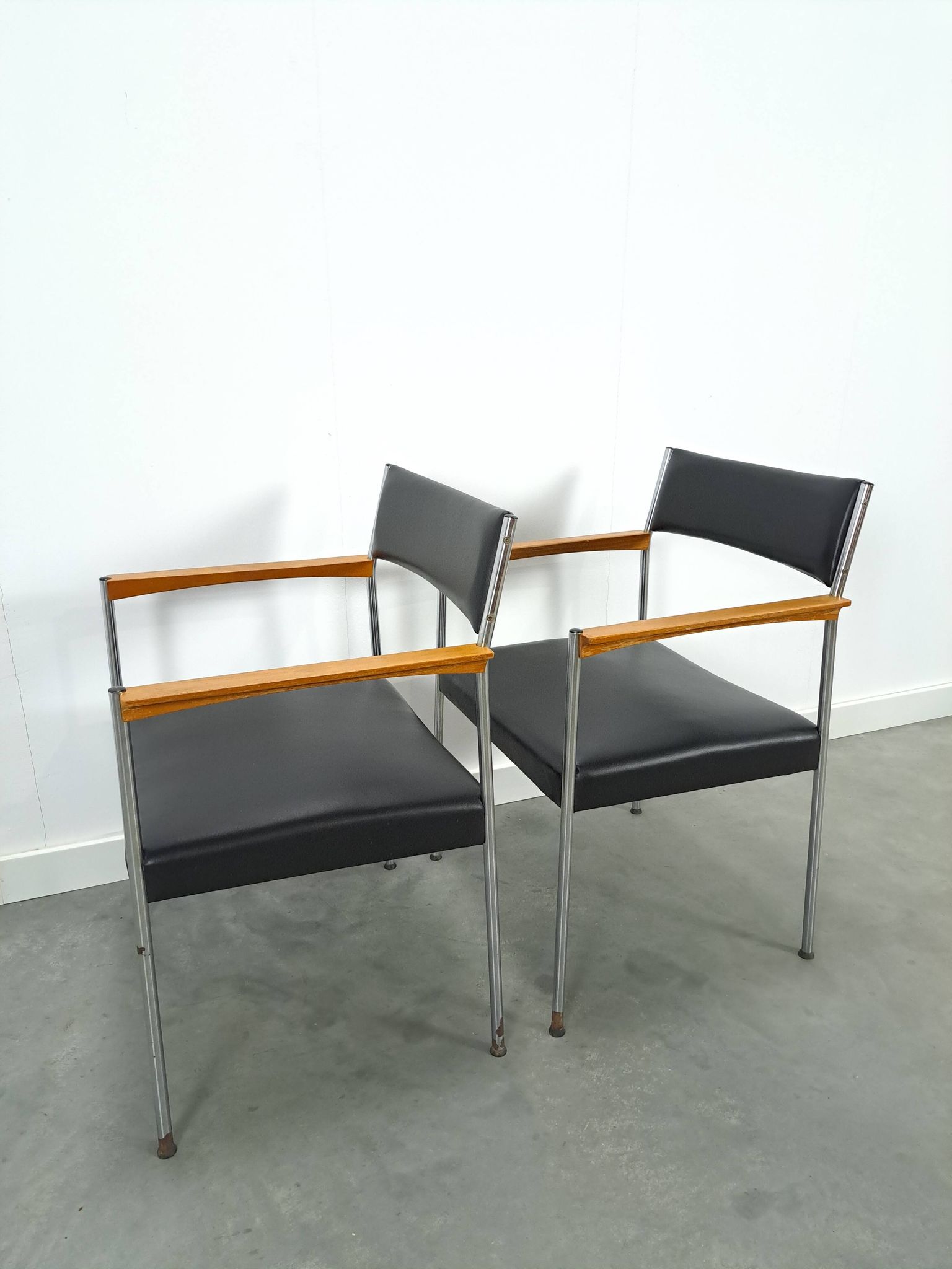 Chairs DDR with chrome base and black upholstery, dining chairs