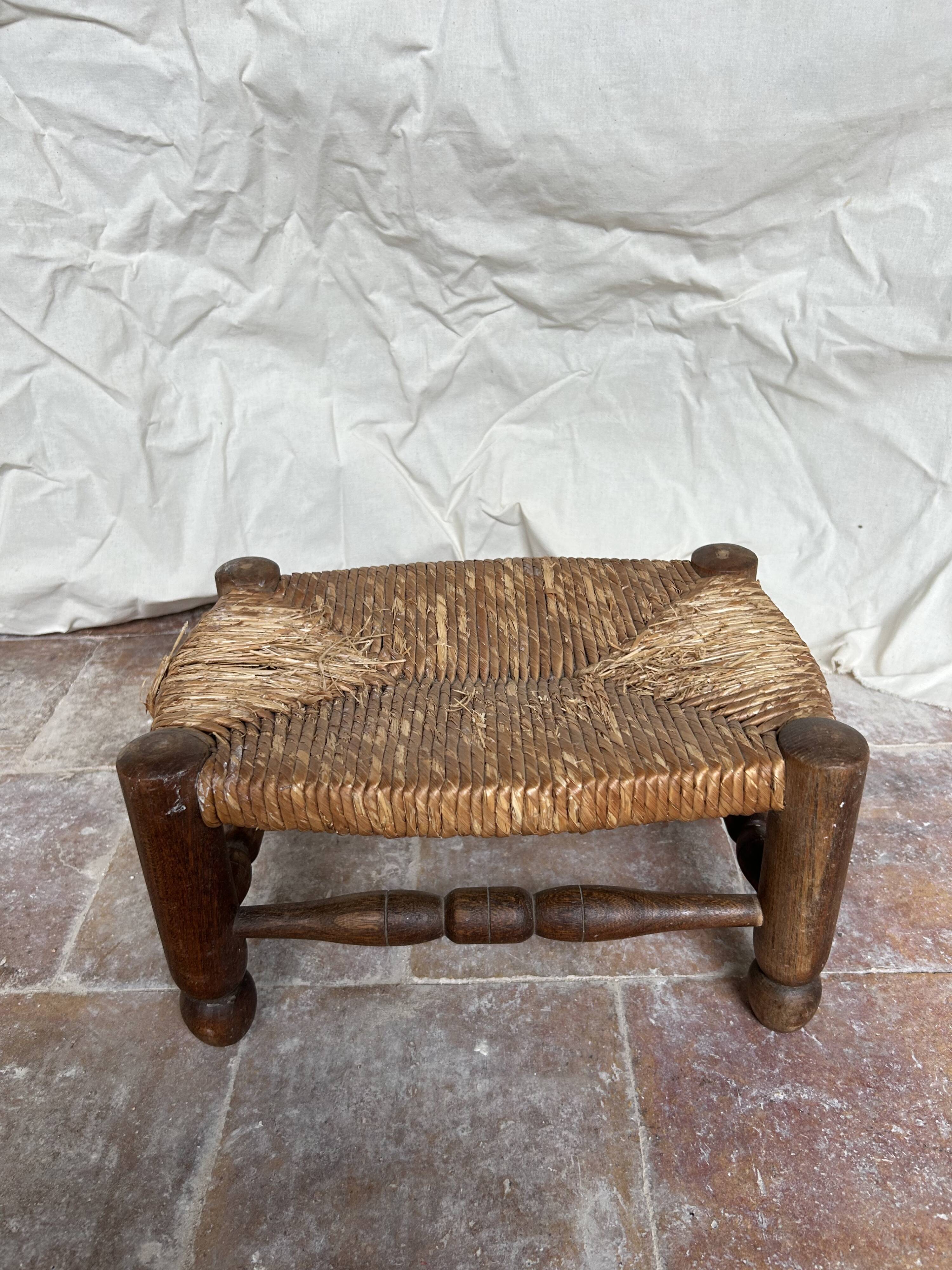 Rustic footrest made of wood and straw