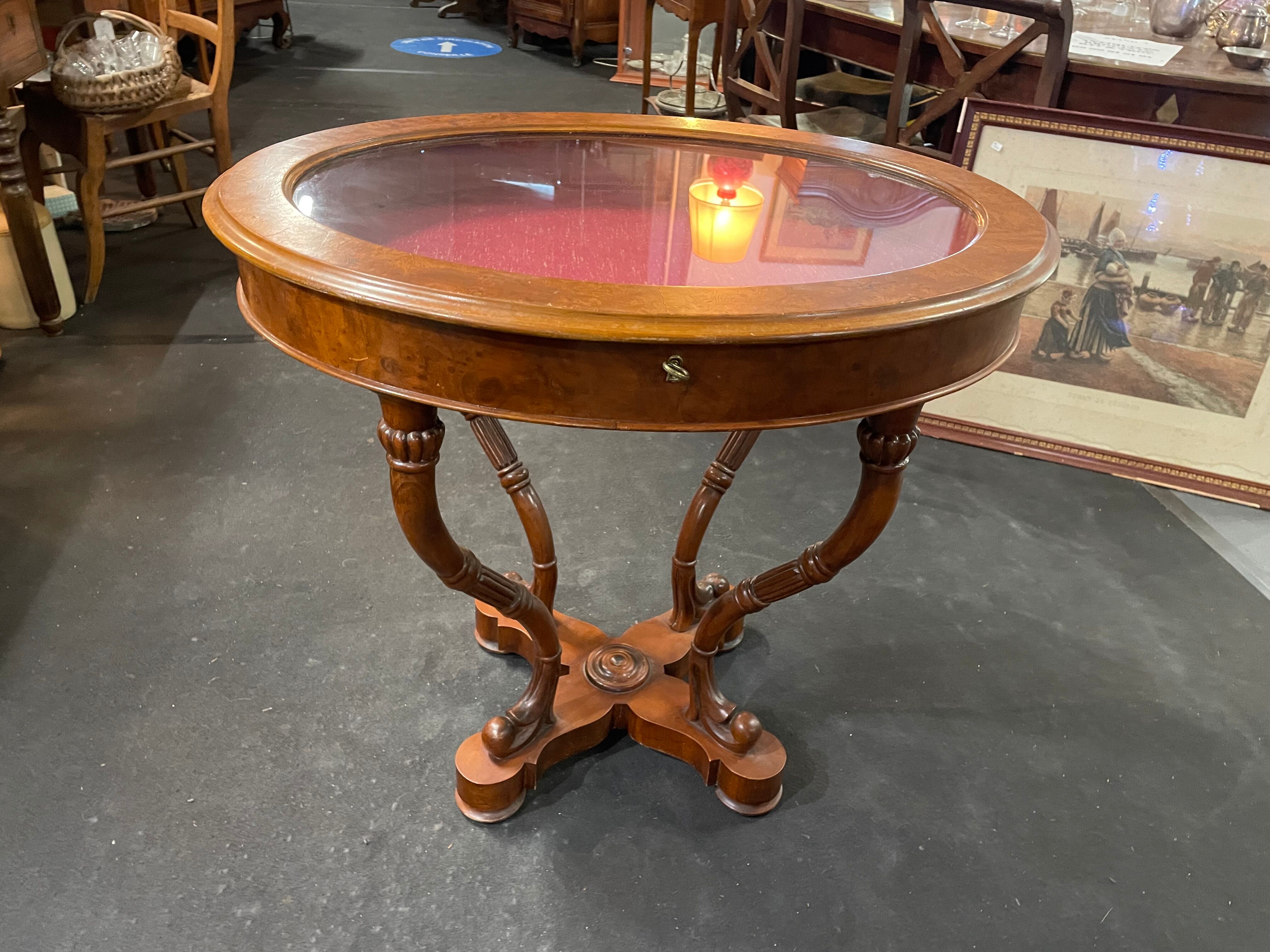Table console avec vitrine de présentation