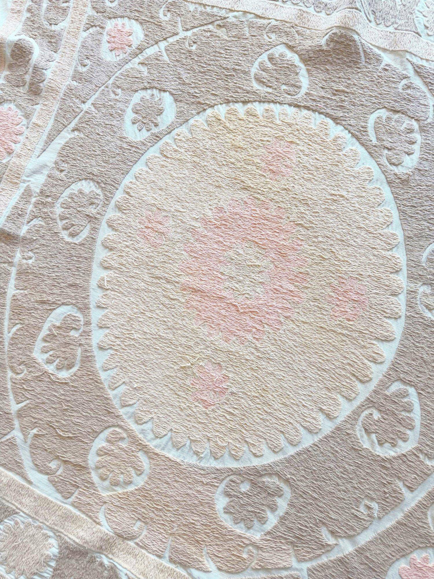 Nappe brodée à la main vintage 127x137 cm