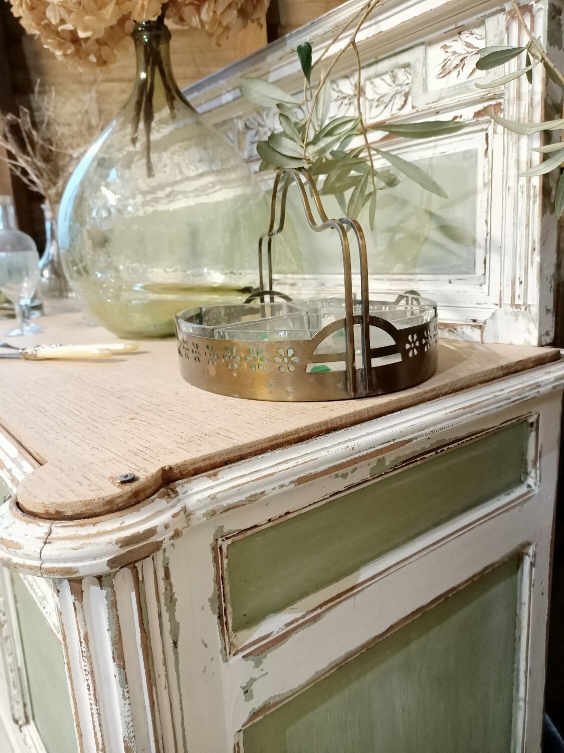 Patinated buffet service