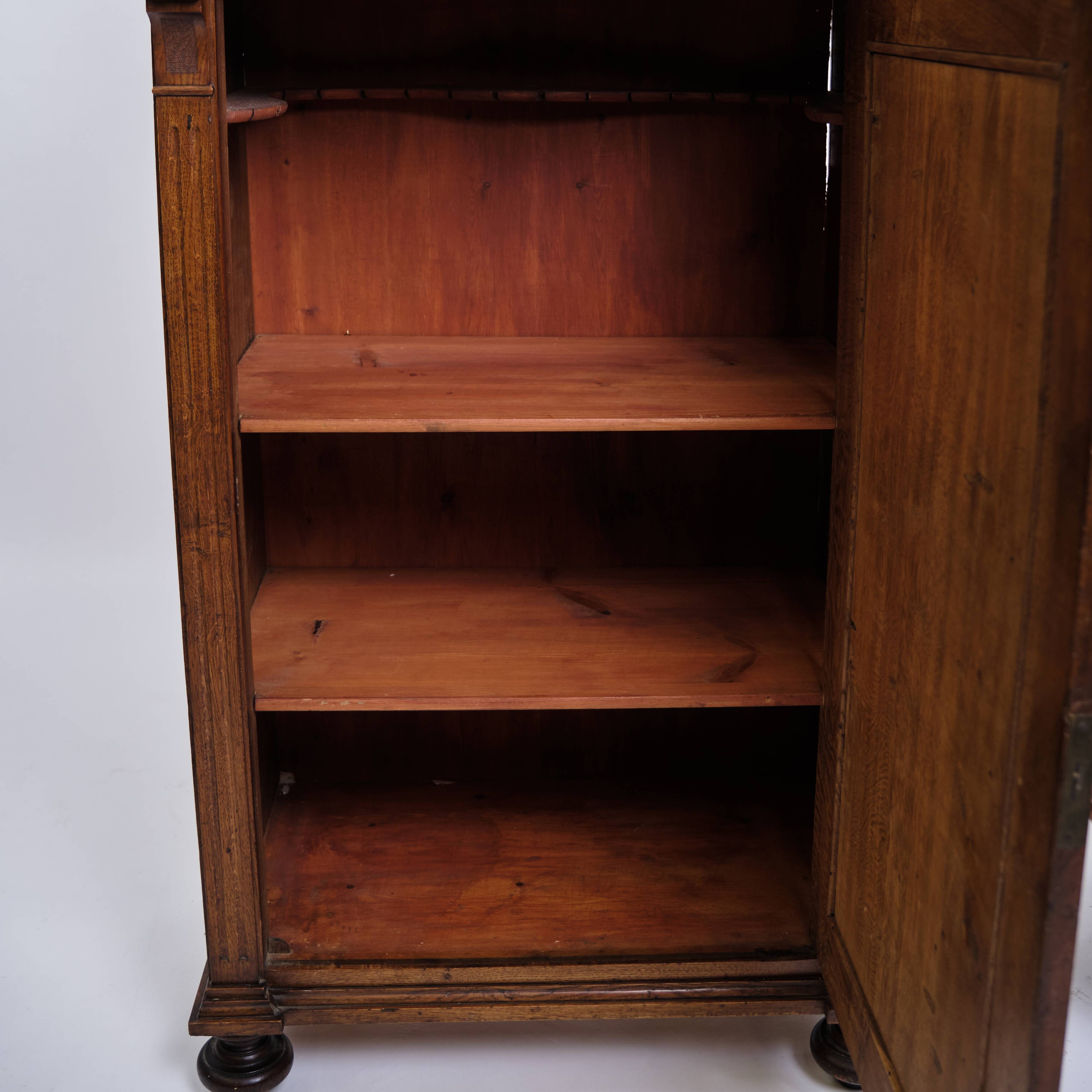 Cabinet – Mahogany – Decoration & round legs – Circa 1880