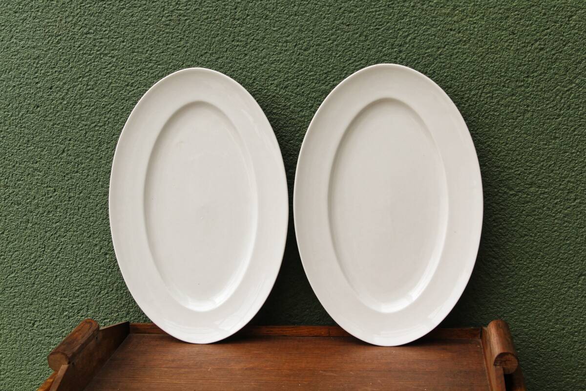 Paire de plats ovales en porcelaine