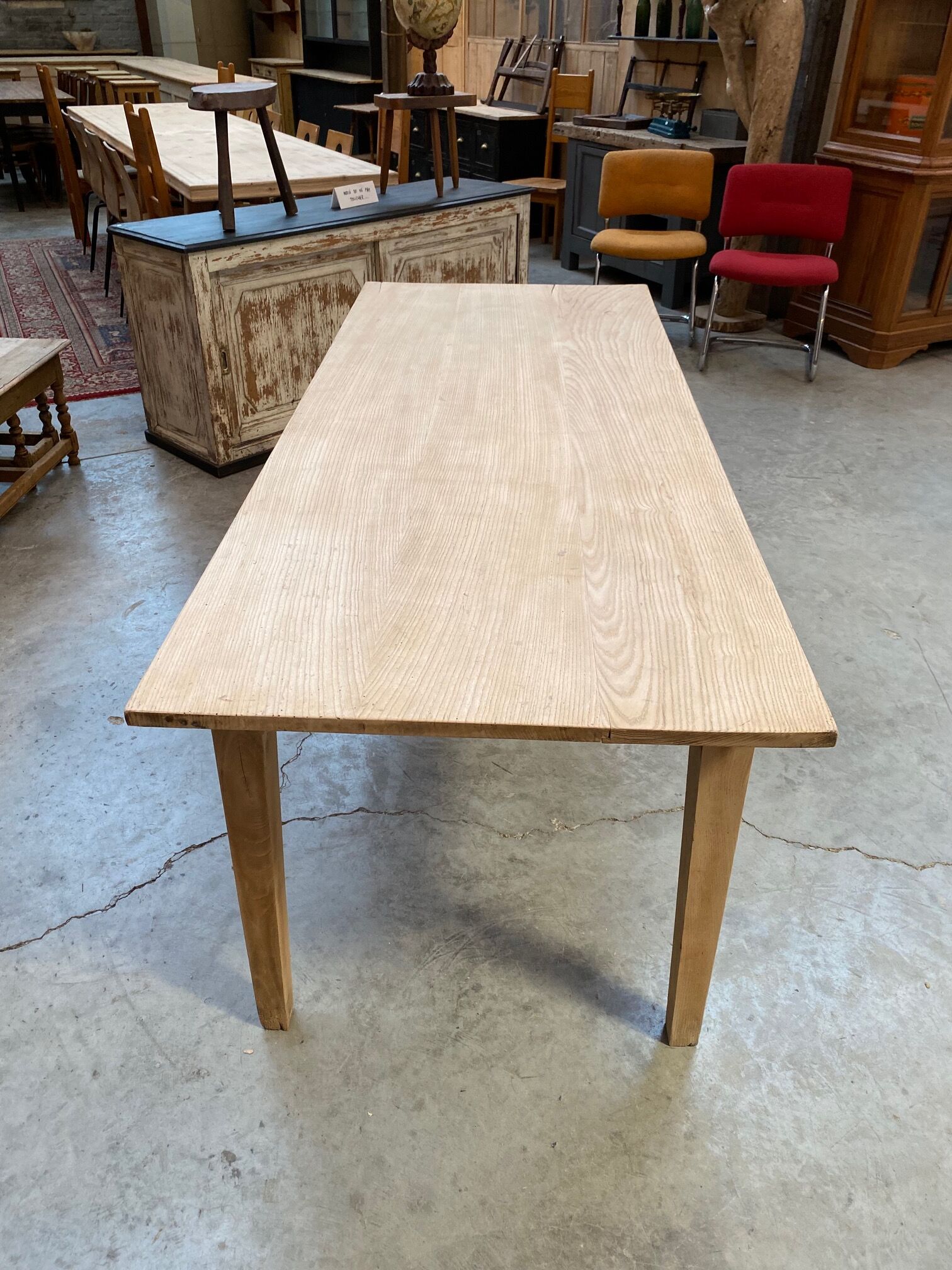 Elm farmhouse table spindle legs