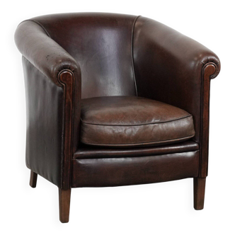 Stylish and sturdy dark brown club armchair made of sheepskin leather