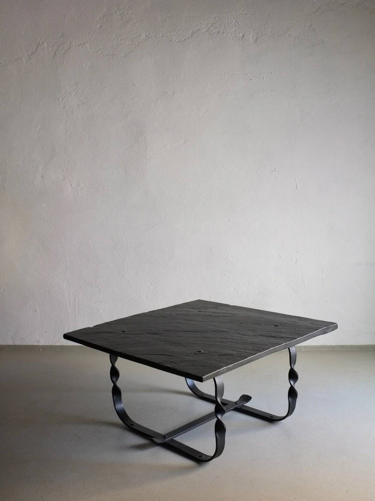 Table basse en métal forgé et pierre noire | Style brutaliste | France | Années 1970