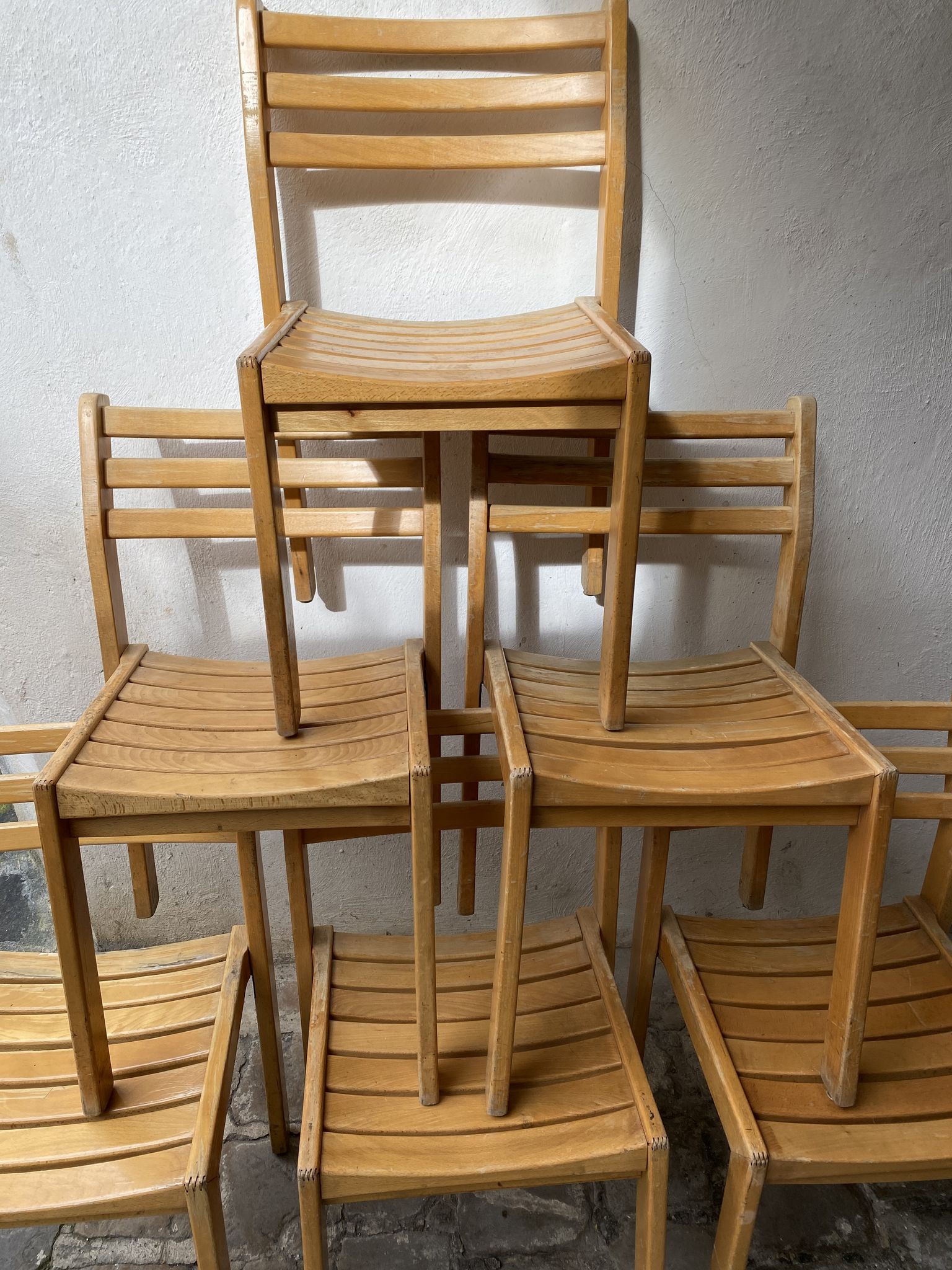 Série de 6 chaises XXème en chêne verni