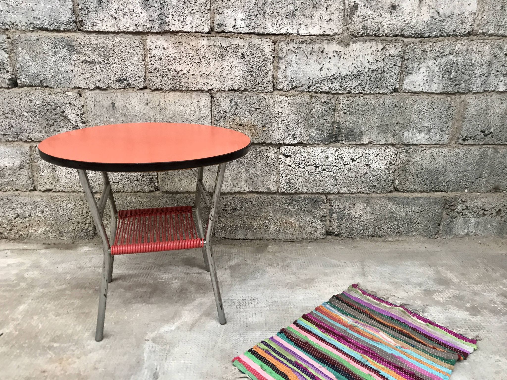Coffee table round formica
