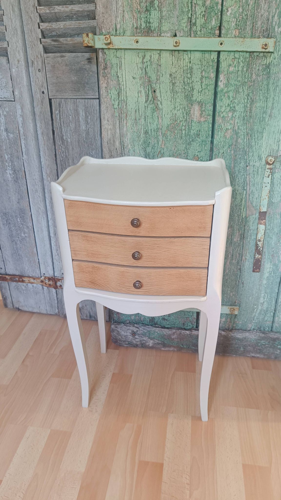 Table de chevet vintage en bois naturel à 3 tiroirs