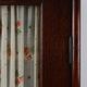 Armoire haute Art Déco française avec porte vitrée et compartiment caché, vers 1910