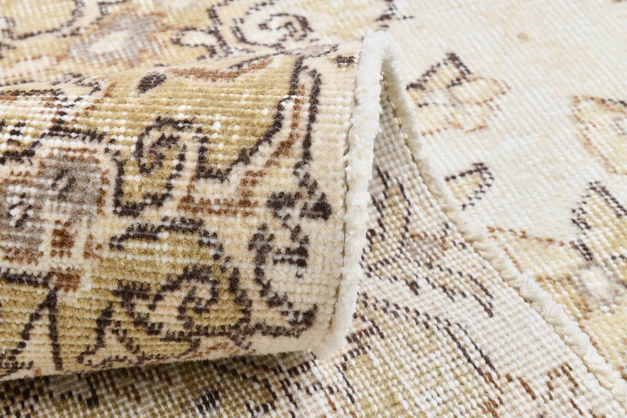 Vintage Turkish rug in beige and brown with floral medallion, 192 × 294 cm