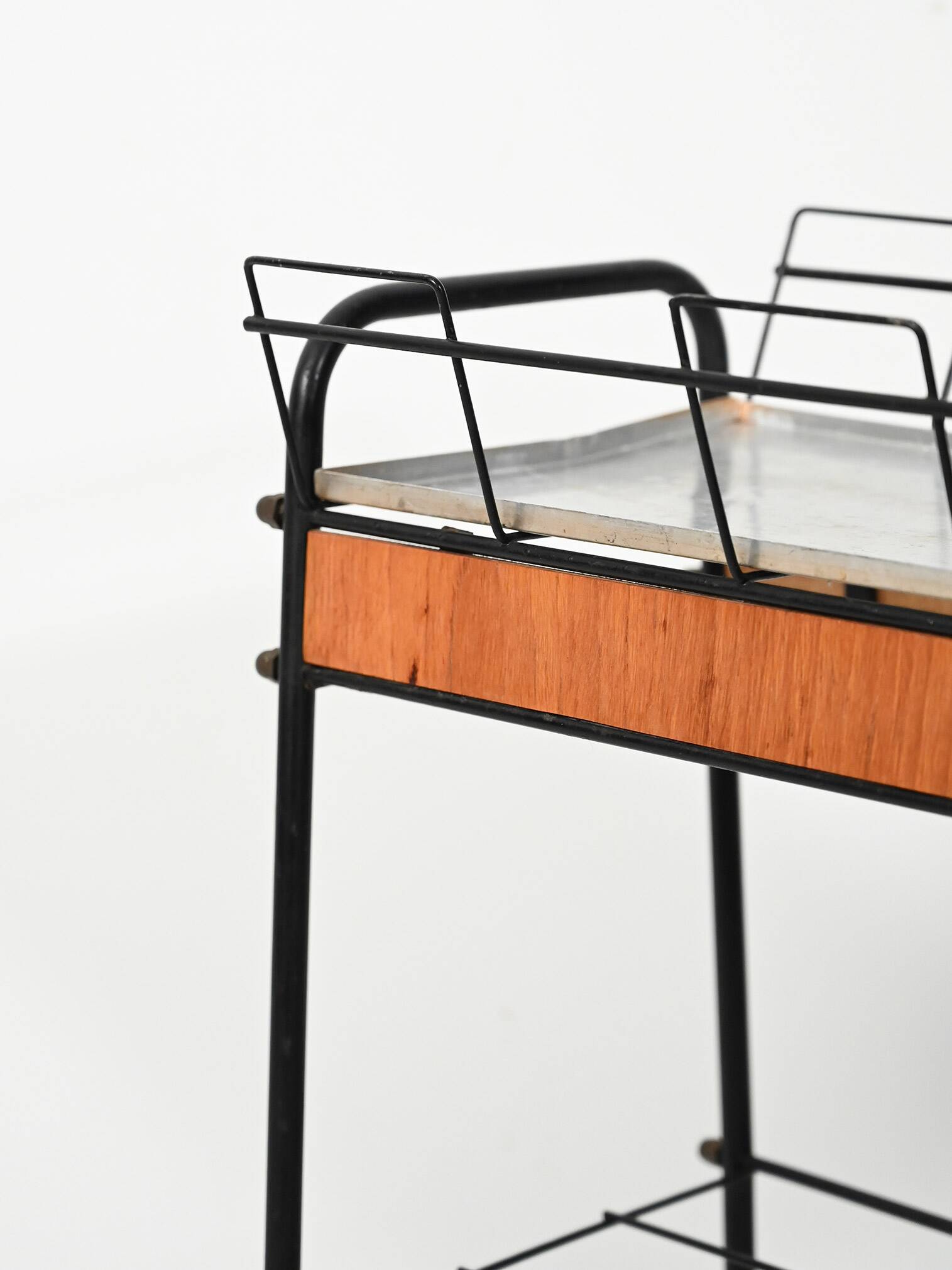Métal noir scandinave et support de plante en teck