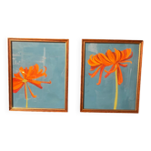 2 peintures de dahlias oranges dans cadres antiques en bois