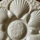 4 assiettes à huîtres en barbotine blanche
