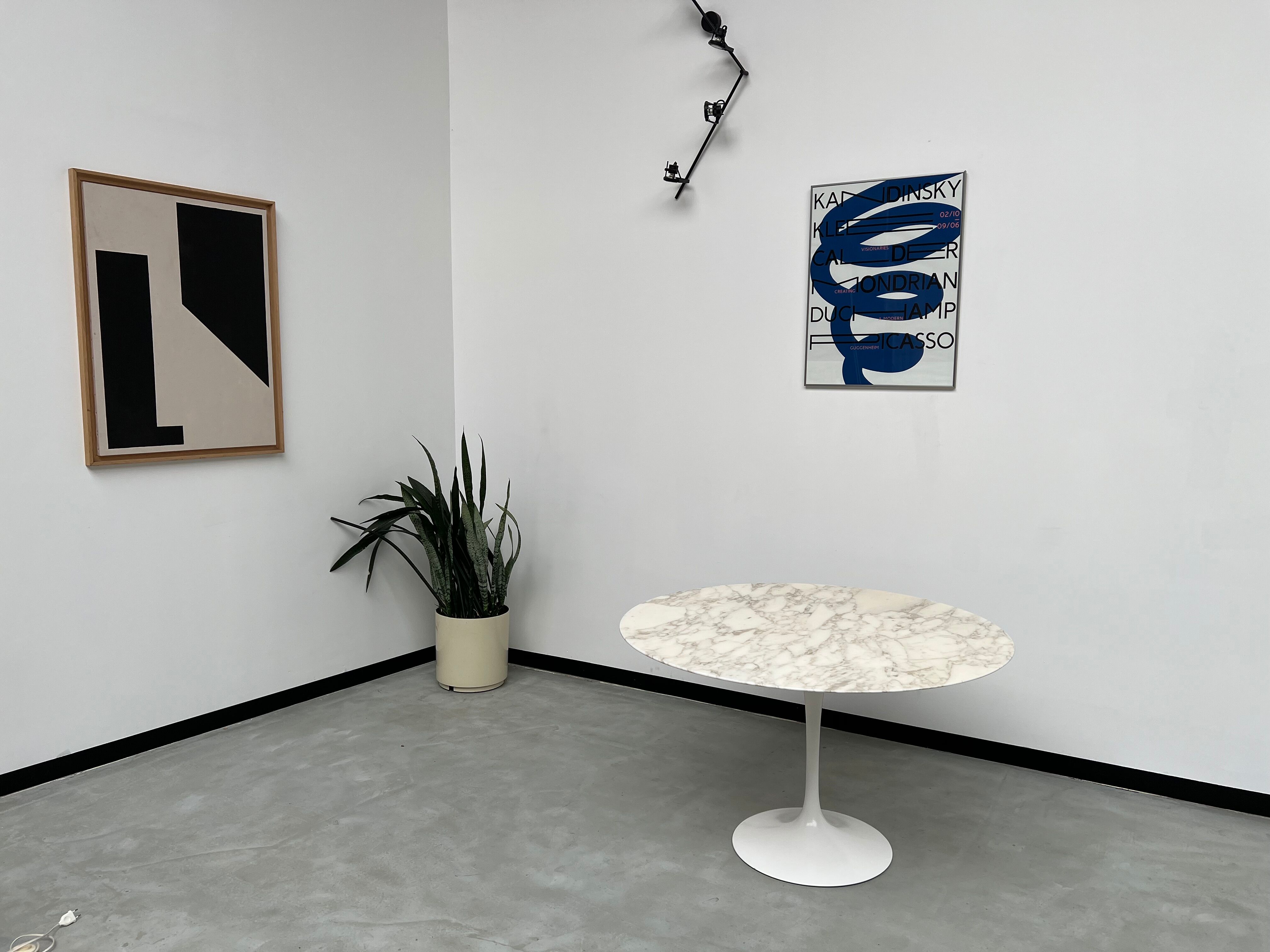 Florence Knoll round table, marble top and tulip base, circa 1960, Eero Saarinen