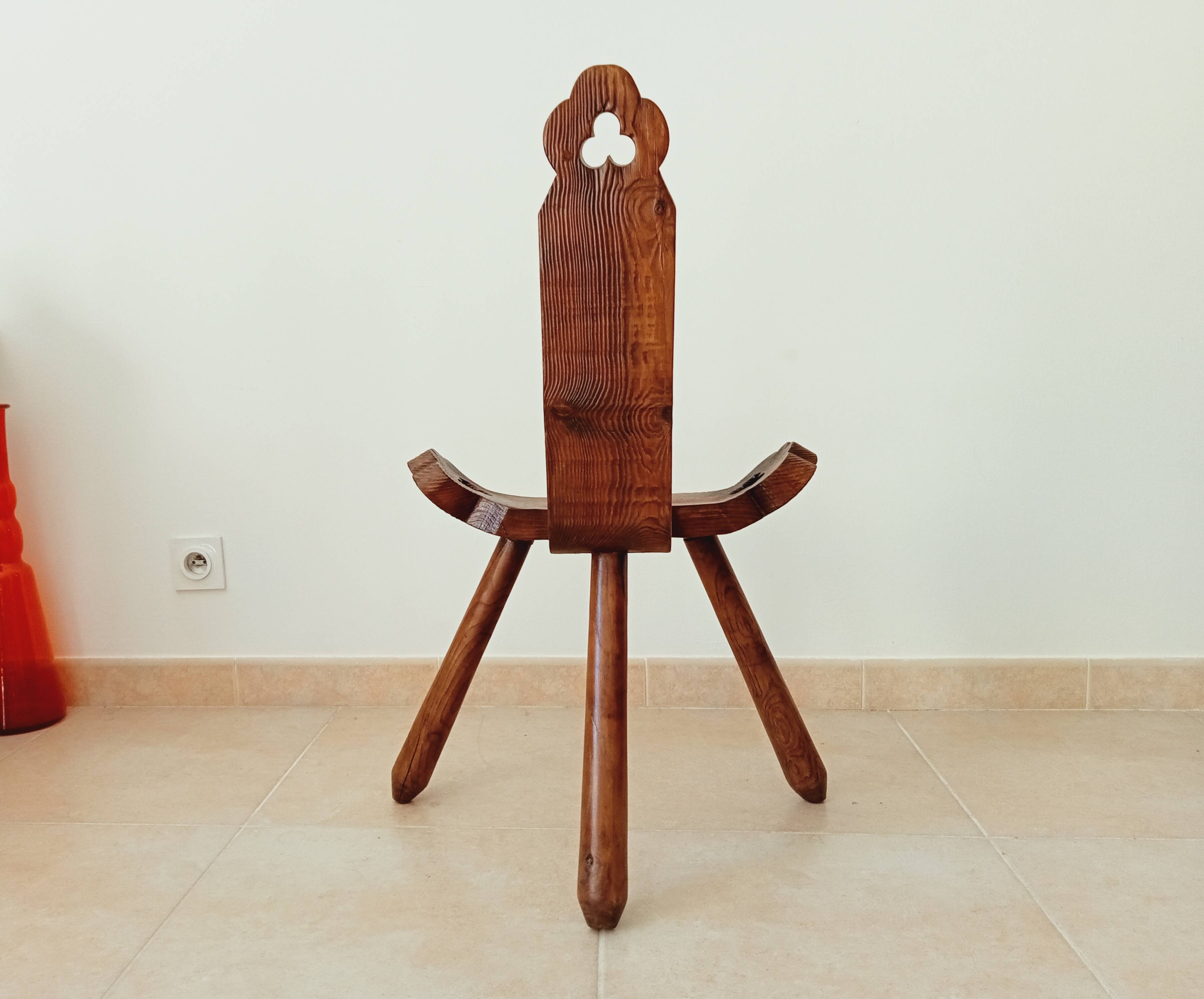 Chaise brutaliste tripode début XXeme