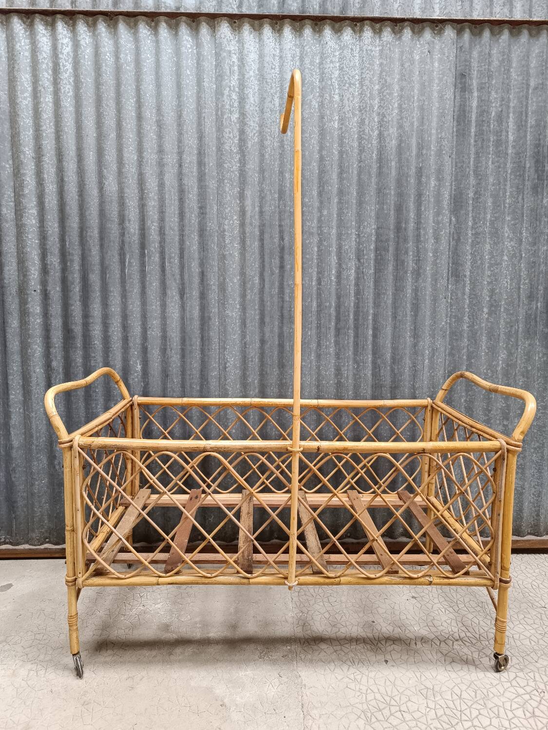 Lit bébé berceau en osier rotin vintage