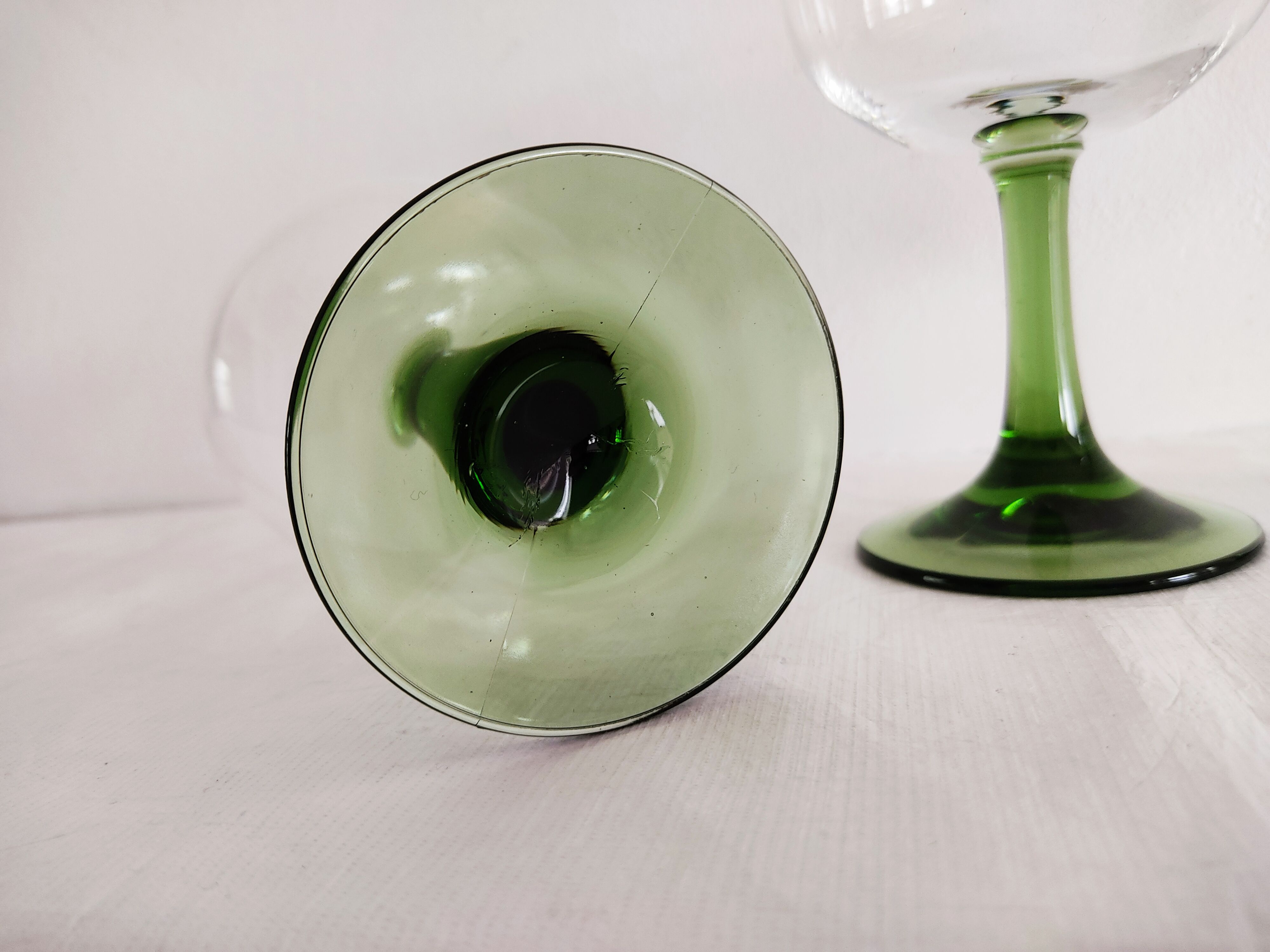 Ensemble de 3 verres à vin au pied vert