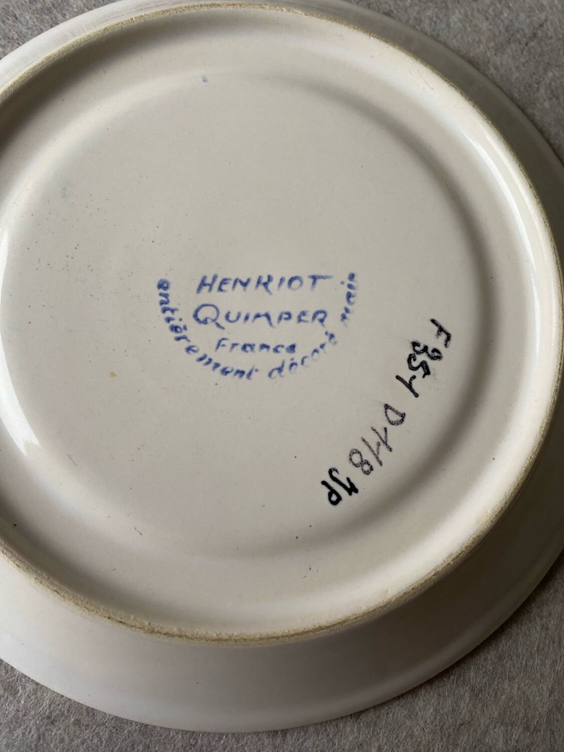 Petite assiette peinte à la main Quimper Henriot.