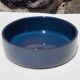 Plat creux artisanal en grès vernissé bleu marine