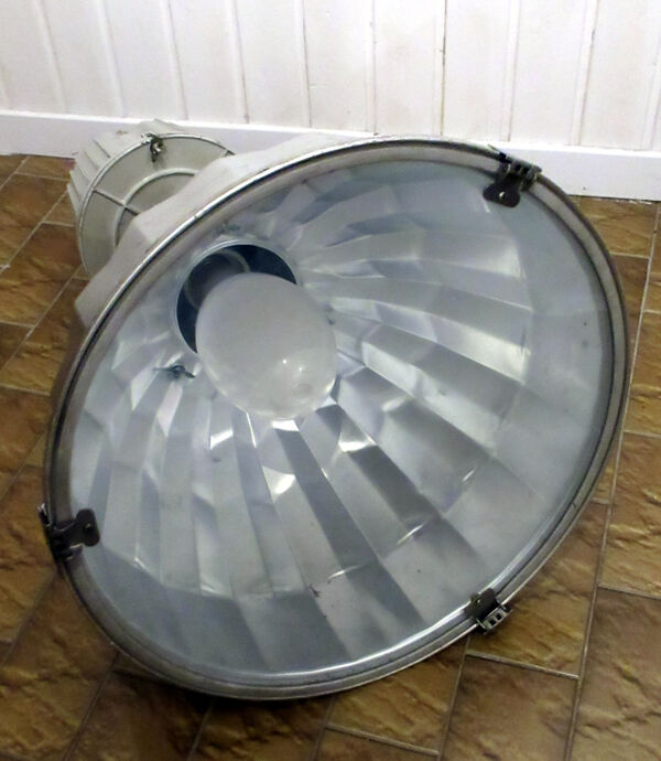 Paire de luminaires industriels