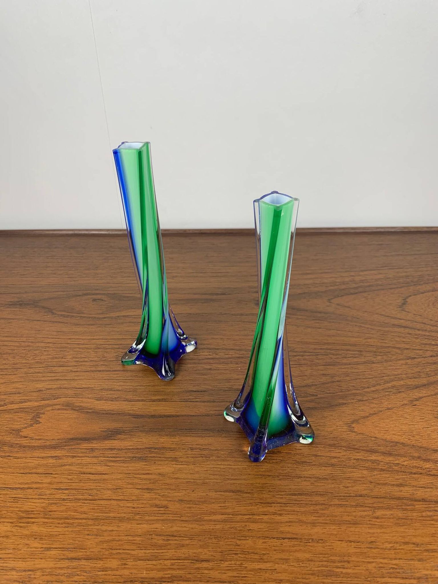 Duo de soliflores en verre soufflé de style Murano, vert et bleu