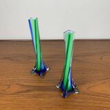 Duo de soliflores en verre soufflé de style Murano, vert et bleu