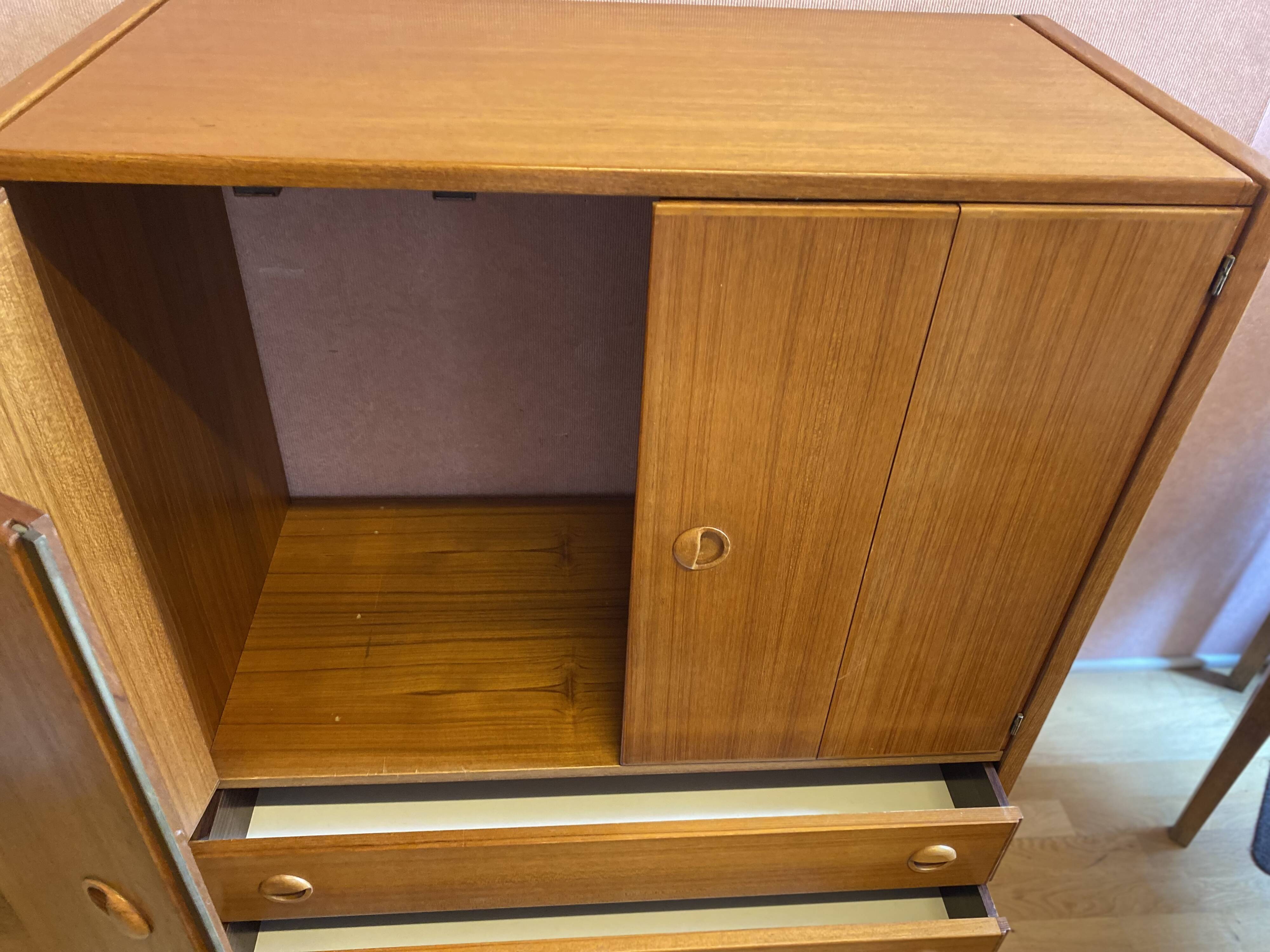 TV stand from the 50s, 2 drawer, 2 accordion doors. Perfect condition.
