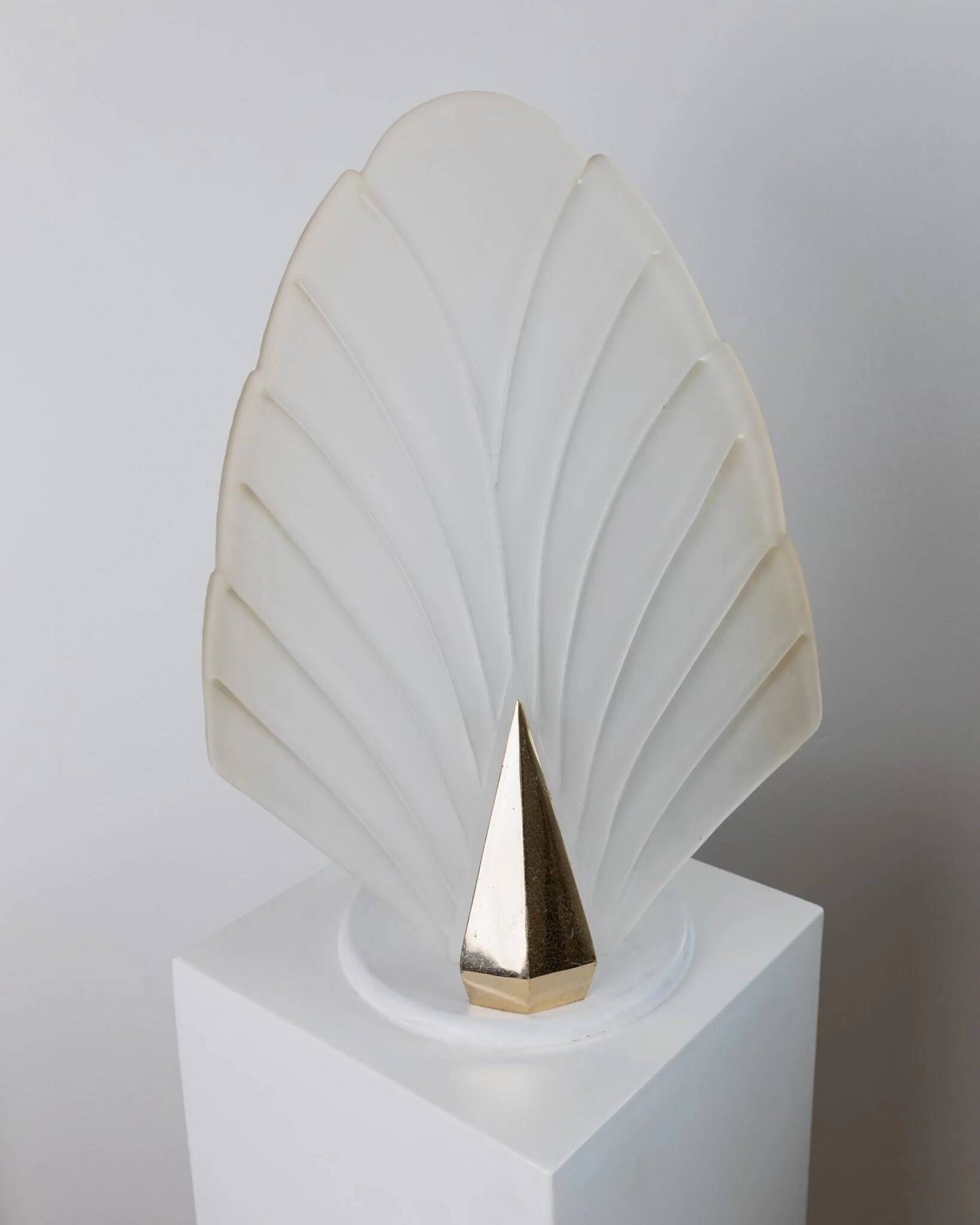 Large vintage Murano glass table lamp – leaf-shaped glass – white, gold metal base – Italy 1980s