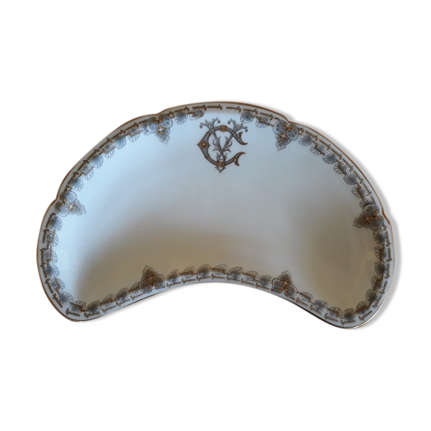 Assiette à salade : victor etienne paris - chiffrée - art de la table